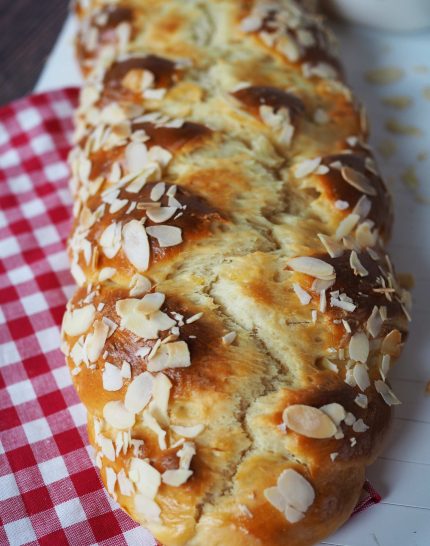 proteinreicher-hefezopf-ohne-zucker-saftig-einfach-gemacht