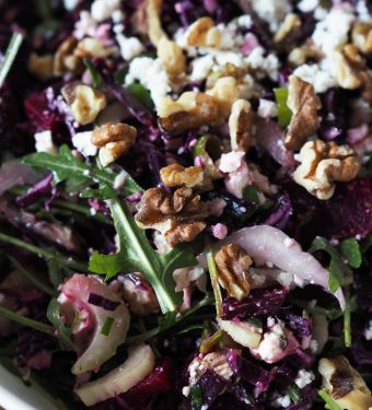 proteinreicher-wintersalat-mit-feta-walnuessen-roter-bete
