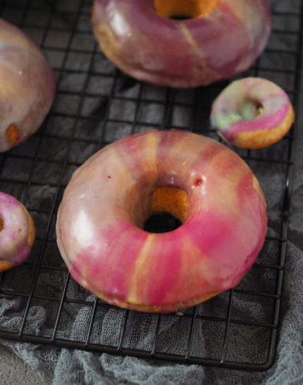 rainbow-donuts-mit-natuerlichen-farben-eingefaerbt-ohne-farb-und-konservierungsstoffe