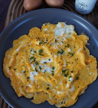 das-beste-fluffige-ruehrei-so-gelingt-dir-das-perfekte-fruehstueck