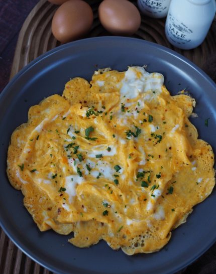 das-beste-fluffige-ruehrei-so-gelingt-dir-das-perfekte-fruehstueck