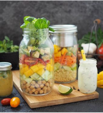salat-to-go-kichererbsen-mango-fruehlingssalat-mit-2-verschiedenen-dressings-sanotact