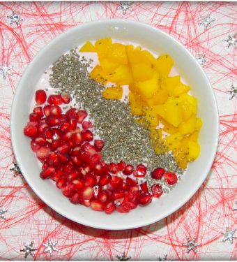 Kokos-Beeren-Smoothie-Bowl-mit-Chia-Mango-Granatapfel