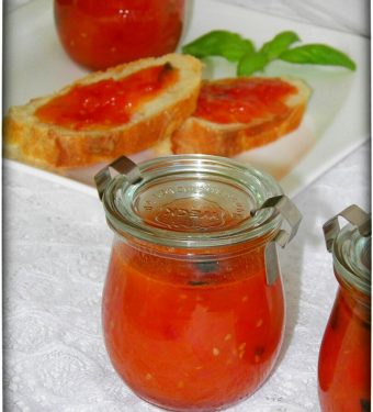pikante-Tomaten-Marmelade-und-frisches-Baguette