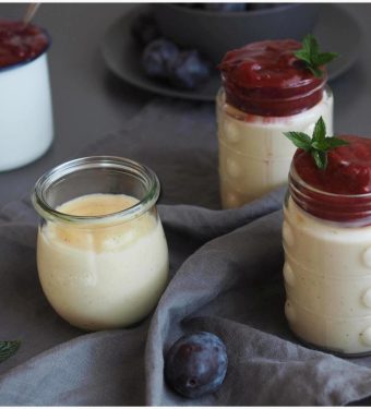 selbstgemachter-vanillepudding-mit-pflaumenkompott