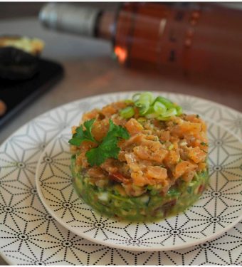 geraeucherter-lachs-auf-avocado-tomaten-salsa-mit-honig-senf-dressing