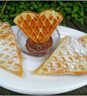 Dinkel-Buttermilchwaffeln aus dem Thermomix mit Puderzucker und Nutella