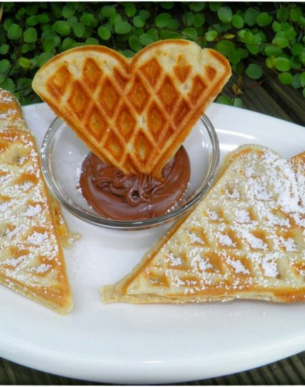 Dinkel-Buttermilchwaffeln aus dem Thermomix mit Puderzucker und Nutella