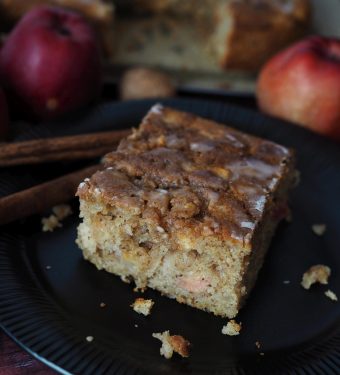 fluffiger-zimtschnecken-kuchen-mit-apfel-saftig-einfach-gemacht