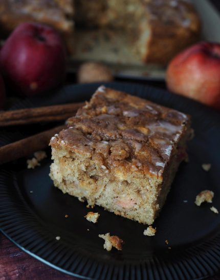 fluffiger-zimtschnecken-kuchen-mit-apfel-saftig-einfach-gemacht