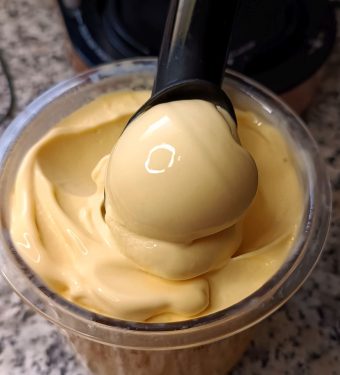 fruchtiges-mango-protein-eis-aus-der-ninja-creami