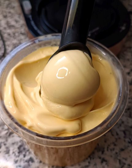 fruchtiges-mango-protein-eis-aus-der-ninja-creami