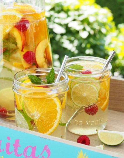 den-sommer-geniessen-weisse-sangria